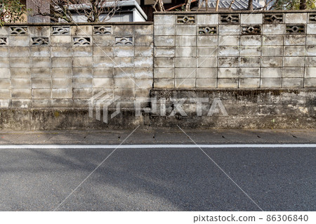 一座破舊的獨戶住宅的砌塊牆 86306840