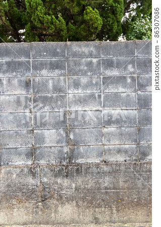 舊的和骯髒的獨戶住宅的砌塊牆 86307086