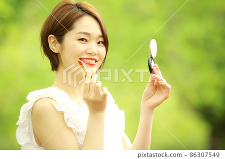 應用口紅的女人 應用口紅的女人 86307549