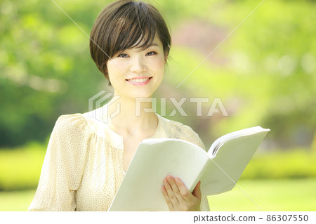 一個女人讀 一個女人讀 86307550