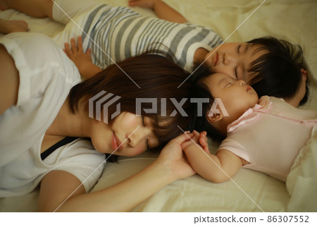 父母和孩子睡午覺 86307552