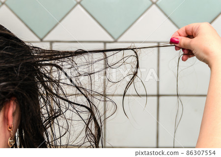 Female painful long dark hair on the head, falls out after a shower. 86307554