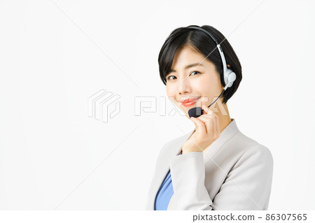 一位穿著西裝、戴著耳機的微笑年輕女接線員 一位穿著西裝、戴著耳機的微笑年輕女接線員 86307565