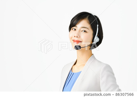 一位穿著西裝、戴著耳機的微笑年輕女接線員 86307566