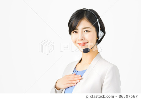 一位穿著西裝、戴著耳機的微笑年輕女接線員 一位穿著西裝、戴著耳機的微笑年輕女接線員 86307567