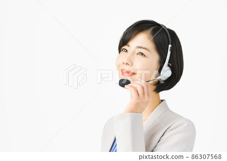 一位穿著西裝、戴著耳機的微笑年輕女接線員 一位穿著西裝、戴著耳機的微笑年輕女接線員 86307568