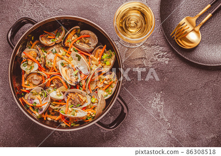 Shells vongole venus clams with vegetables and herbs 86308518