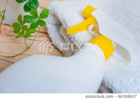 Spray bottle and towel Spray bottle and towel 86308637