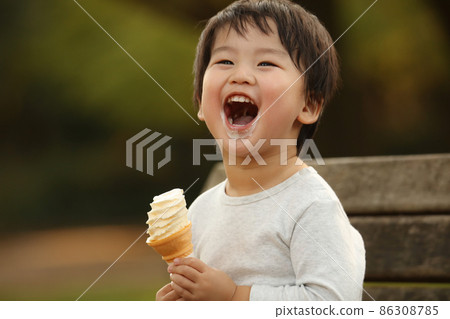 A boy who eats a soft cream 86308785