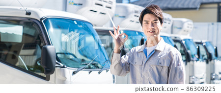 工人們在卡車前標記 OK 86309225