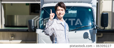 指向卡車前面的工人 86309227