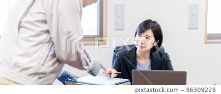 簽署行李的女商人 86309228