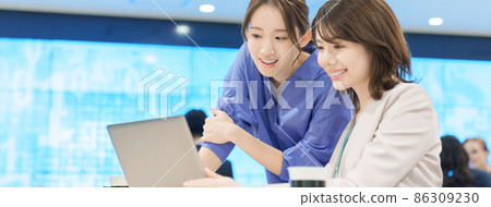 開會的年輕女人 86309230