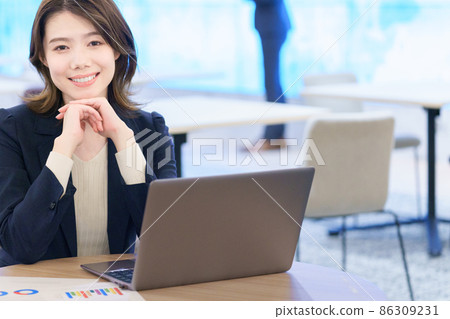 辦公室裡的年輕工程師女人 86309231