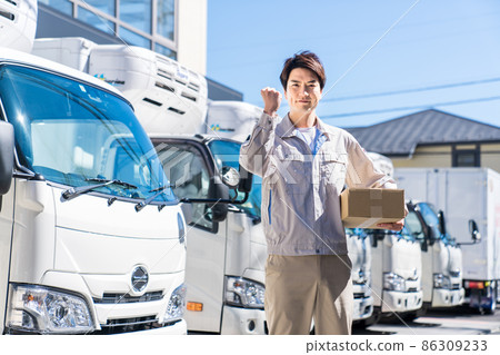 工人膽量擺在卡車前 86309233