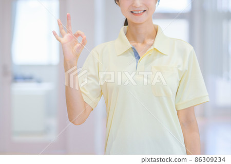 具有OK標記的護理人員拍攝合作:中央技術學校附屬日語學校 具有OK標記的護理人員拍攝合作:中央技術學校附屬日語學校 86309234