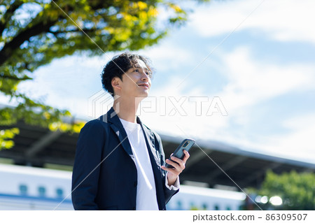 Man with smartphone 86309507