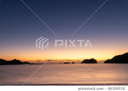 當太陽升起在太平洋南鄉町二耶波海灘的星空中,染上黃昏時,鳥畑島上的松島和黑島。 當太陽升起在太平洋南鄉町二耶波海灘的星空中,染上黃昏時,鳥畑島上的松島和黑島。 86309558