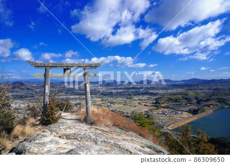 Dakeyama summit scenery ④ Torii in the sky [Miki-cho, Kita-gun, Kagawa Prefecture] 86309650