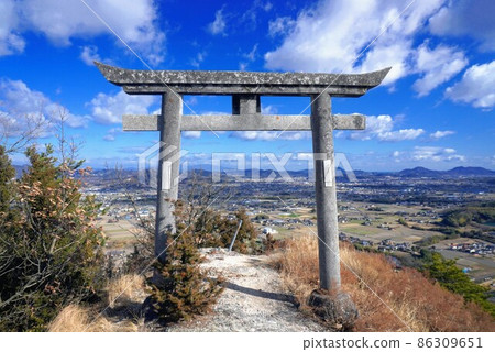Dakeyama summit scenery ⑤ Torii in the sky [Miki-cho, Kita-gun, Kagawa Prefecture] 86309651