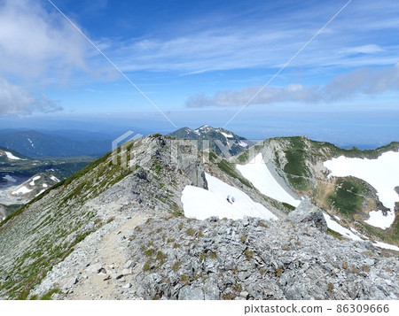 晴朗的夏日天空、群山和遠景 富山灣 照片位置:別山和別山 Norietsu 之間(富山縣立山市) 晴朗的夏日天空、群山和遠景 富山灣 照片位置:別山和別山 Norietsu 之間(富山縣立山市) 86309666