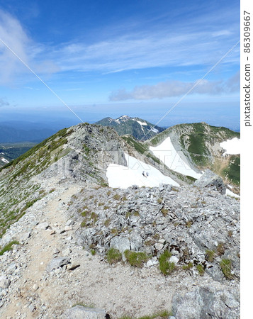 晴朗的夏日天空、群山和遠景 富山灣 照片位置:別山和別山 Norietsu 之間(富山縣立山市) 晴朗的夏日天空、群山和遠景 富山灣 照片位置:別山和別山 Norietsu 之間(富山縣立山市) 86309667
