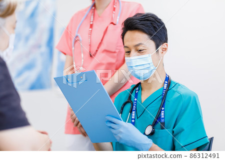 Medical image Doctor who asks questions Photographing cooperation: Japanese language school attached to Chuo Institute of Technology 86312491