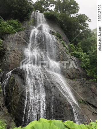 [Hokkaido] Shiretoko Rausu Seseki Waterfall 86312701