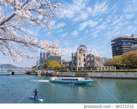 [Hiroshima] Atomic Bomb Dome and Sakura 86313216