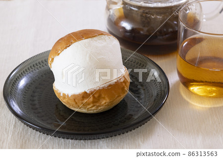 Italian traditional confectionery Maritozzo 86313563
