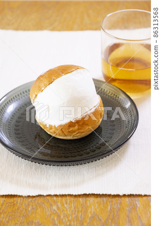 Italian traditional confectionery Maritozzo Italian traditional confectionery Maritozzo 86313568