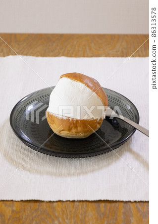 Italian traditional confectionery Maritozzo 86313578