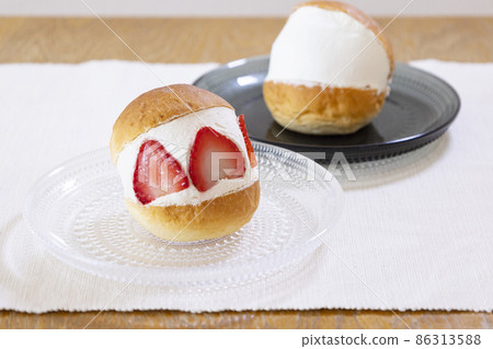 Italian traditional confectionery Maritozzo 86313588