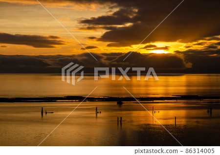 Sunset at Wreck Beach in Vancouver, Canada 86314005