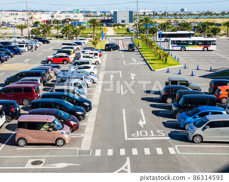 一個購物中心的室外停車場在好天氣的 86314591