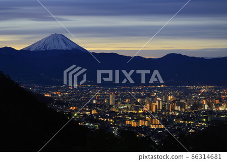黎明時分的甲府和富士山的夜景 黎明時分的甲府和富士山的夜景 86314681