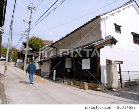走在舊木原家前的年輕人(東廣島市高屋町白市) 走在舊木原家前的年輕人(東廣島市高屋町白市) 86314682