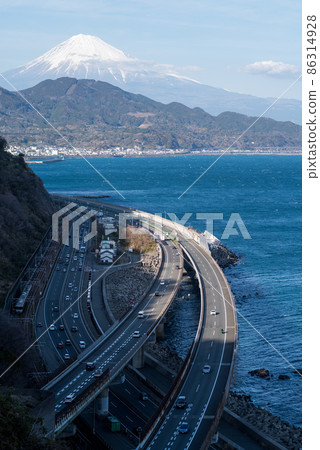 [Satta Pass] Mt. Fuji and national highway in the afternoon of spring 86314928