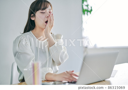 遠程辦公（遠程）累了的年輕女人 86315069