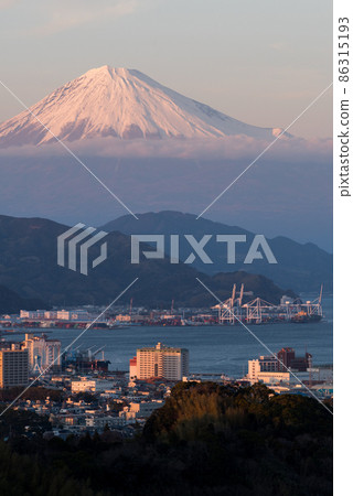 [Nihondaira] Mt. Fuji and Shimizu city area at dusk 86315193