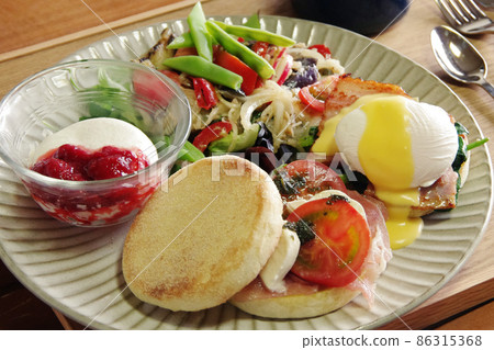 班尼迪克蛋配當地蔬菜 班尼迪克蛋配當地蔬菜 86315368