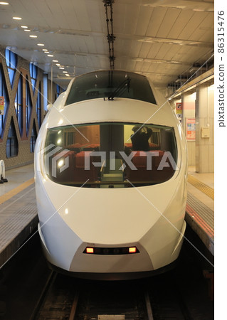 小田急50000型VSE進入新宿站 小田急50000型VSE進入新宿站 86315476