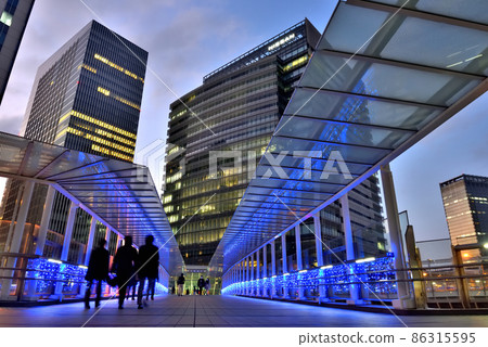 橫跨港未來大道的紫光人行天橋 橫跨港未來大道的紫光人行天橋 86315595