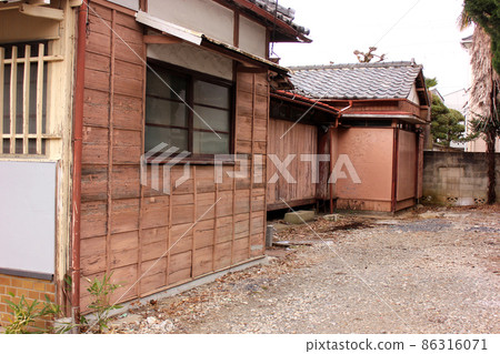 A house where no one lives (1) 86316071
