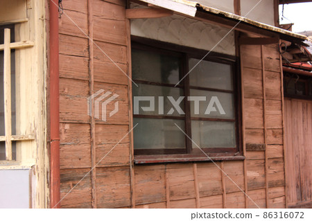 A house where no one lives (2) 86316072