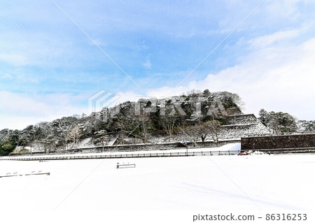 Snowy landscape of Kanazawa Castle Park 86316253