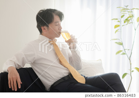 回家喝啤酒的中間人 86316483