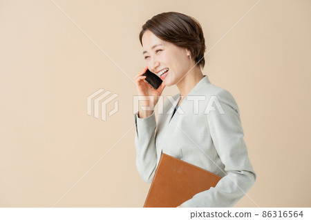 商務形象智能手機中間女性通話 86316564