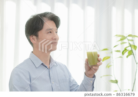 中間人喝蔬菜汁 中間人喝蔬菜汁 86316679