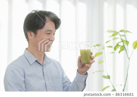 中間人喝蔬菜汁 中間人喝蔬菜汁 86316681